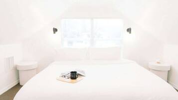 Een strijkplank/strijkijzer, wifi, beddengoed