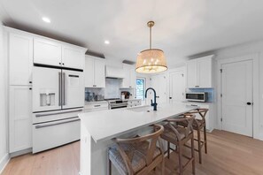 Fridge, microwave, oven, stovetop - 3bd House w. Parking, 1 block to King! (Charleston)