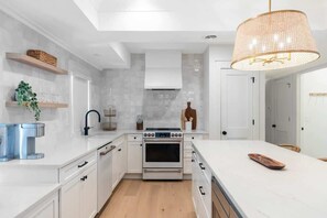 Fridge, microwave, oven, stovetop - The Azalea-Brand New! | 1.5 Blocks to King St. (Charleston)