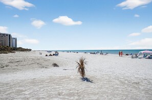 Am Strand, Liegestühle, Strandtücher