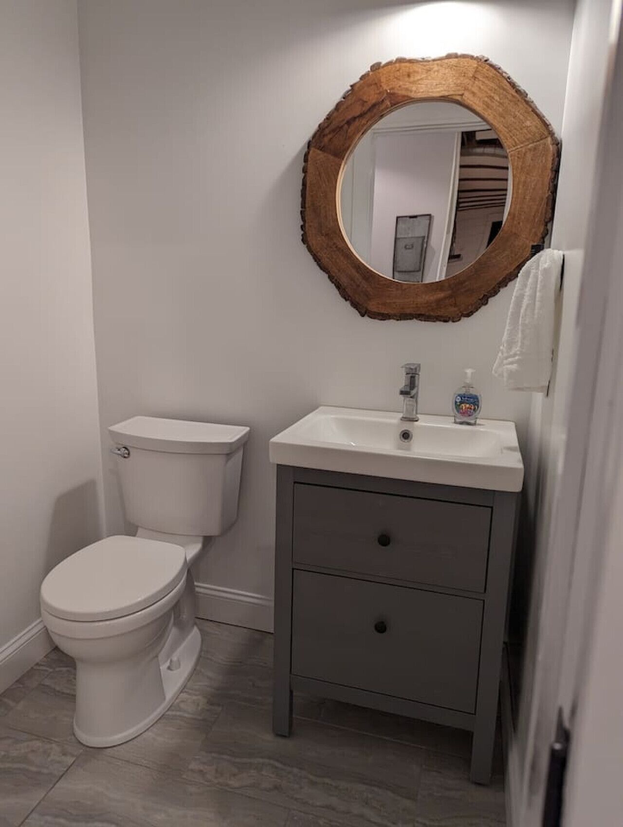 Un baño con inodoro, lavabo y espejo.