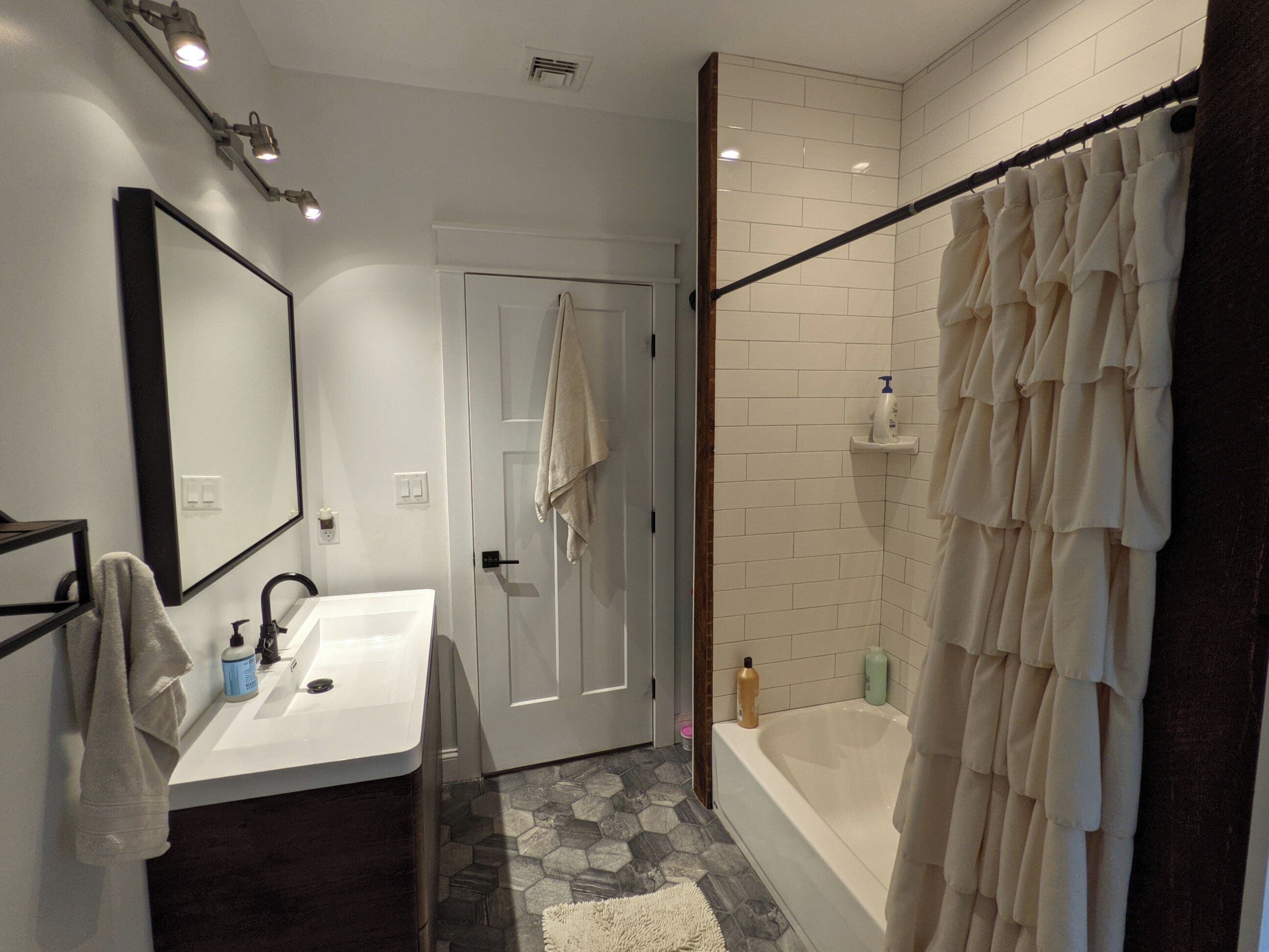 Appartement Duplex Romantique, 3 chambres, cuisine | Salle de bain | Savon, shampoing, papier toilette