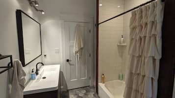 Dupleks Romantis, 3 kamar tidur, dapur | Kamar mandi | Sabun, sampo, dan tisu toilet