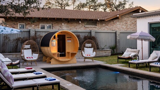 Bereich mit Pool, Liegestühlen und einer finnischen Sauna.