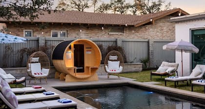 Sleeps 22+ - 15min ATX & Lake - Theater, Arcade, Sauna, Pool