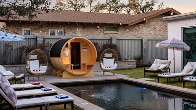 Sleeps 22+ - 15min ATX & Lake - Theater, Arcade, Sauna, Pool