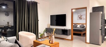 Modern 2BR Apartment.
Stylish Stay in City with amazing views of the Mountain!