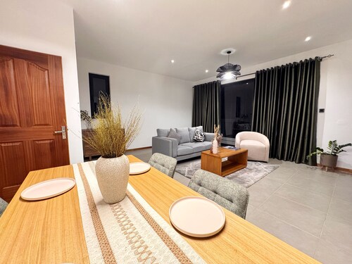 Modern 2BR Apartment. 
Stylish Stay in City with amazing views of the Mountain!
