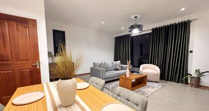 Modern 2BR Apartment.
Stylish Stay in City with amazing views of the Mountain!