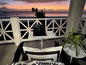 Property grounds - Ocean Rhythms II: New, Stylish Oceanfront King Bed Condo with Kitchenette (Negril)