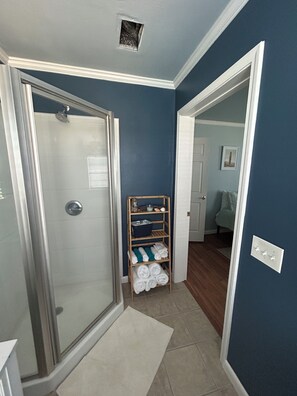 Ducha, secador de pelo y toallas