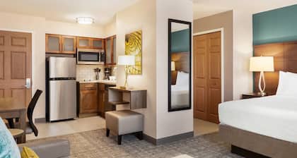 Chic Queen Studio | Kitchen, Free Breakfast & Pool