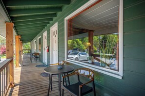 Outdoor dining - Delightful Double Queen Hotel Room (Hendersonville)