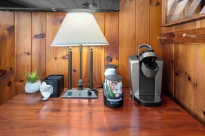 Interior - Cozy standard room hotel in perfect Hendersonville with AC (Hendersonville)