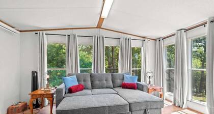 River Shack Retreat | Waterfront Cabin | Kayaks Included