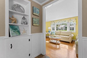 TV - Classic Cape Cottage Walk to Beach & Harwich Dwntn (Harwich)