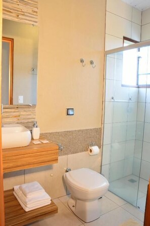 Bañera con ducha, secador de pelo, toallas