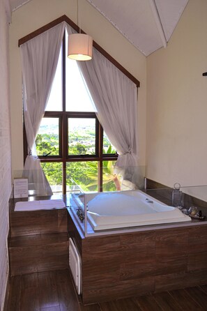 Deluxe Double Room, Balcony, Mountain View | Bathroom | Combined shower/tub, hair dryer, towels - Pousada Água da Mina (Monte Sião)