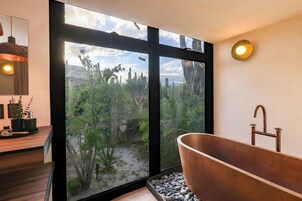 Bañera y ducha independientes, toallas, jabón, shampoo