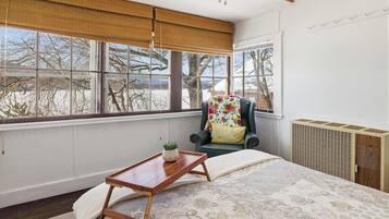 2 bedrooms, iron/ironing board, WiFi