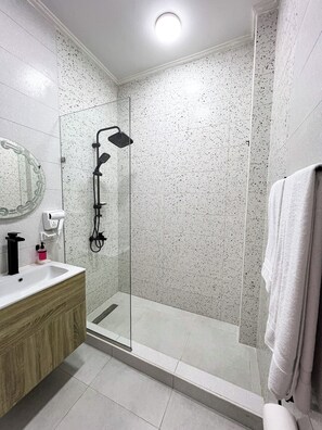 Haartrockner, Bidet, Handtücher, Seife