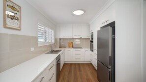 Een koelkast, een microgolfoven, een oven, een kookplaat