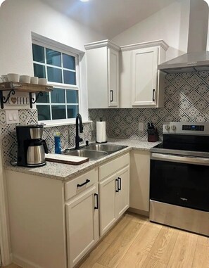 Private kitchen - Fabulous 4-bedroom 2.5 bath Lake Cottage (Montgomery)