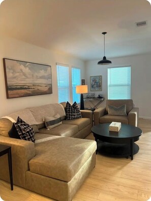 Smart TV - Fabulous 4-bedroom 2.5 bath Lake Cottage (Montgomery)