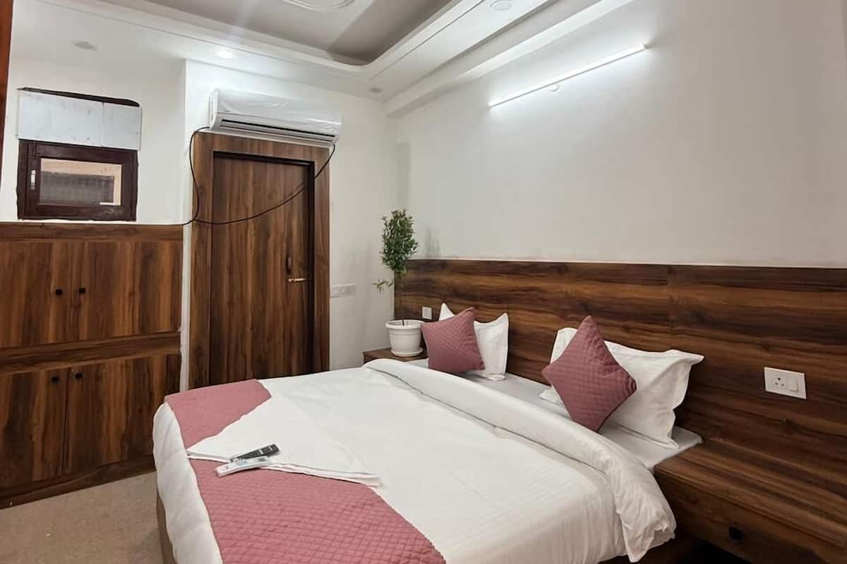 Chambre Double Deluxe, balcon, vue ville | Coffres-forts dans les chambres, bureau