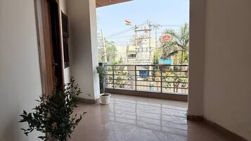 Cofres nos quartos, escrivaninha, espaço de trabalho para notebook