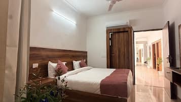 Safe på rommet, skrivebord og skrivebord for bærbar PC