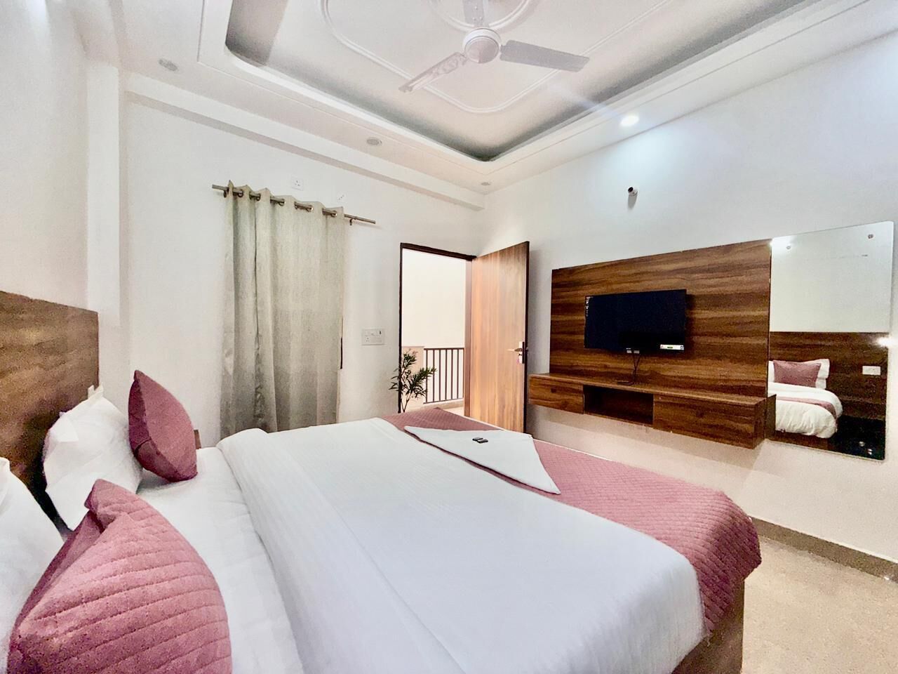 Deluxe-dobbeltværelse - balkon - byudsigt | Pengeskab på værelset, skrivebord, arbejdsområde til bærbare computere