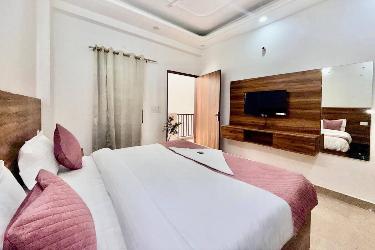 Deluxe-dobbeltværelse - balkon - byudsigt | Pengeskab på værelset, skrivebord, arbejdsområde til bærbare computere