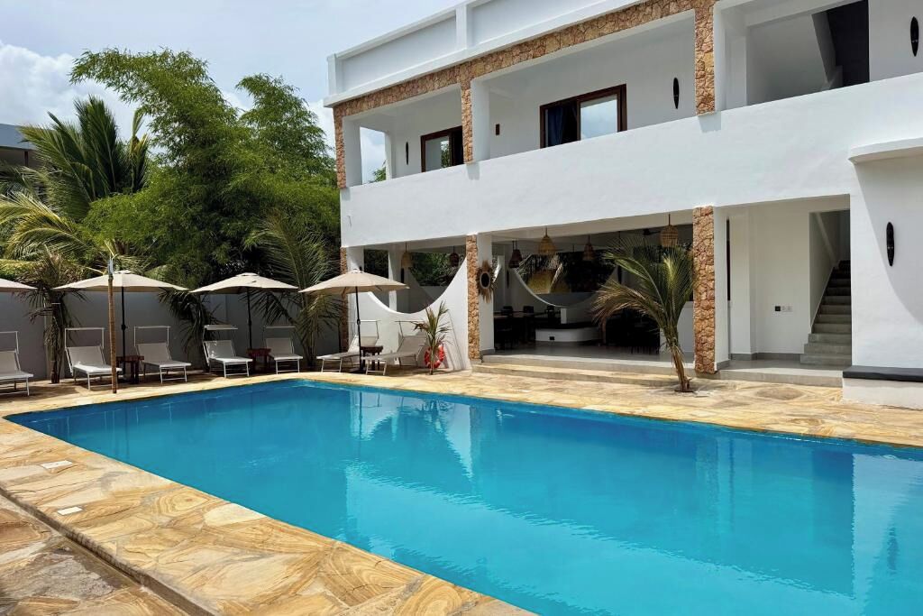 2 outdoor pools