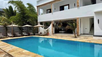 2 outdoor pools