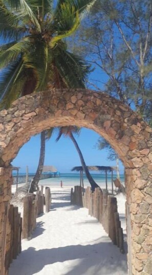 Playa privada, arena blanca, sombrillas, toallas de playa