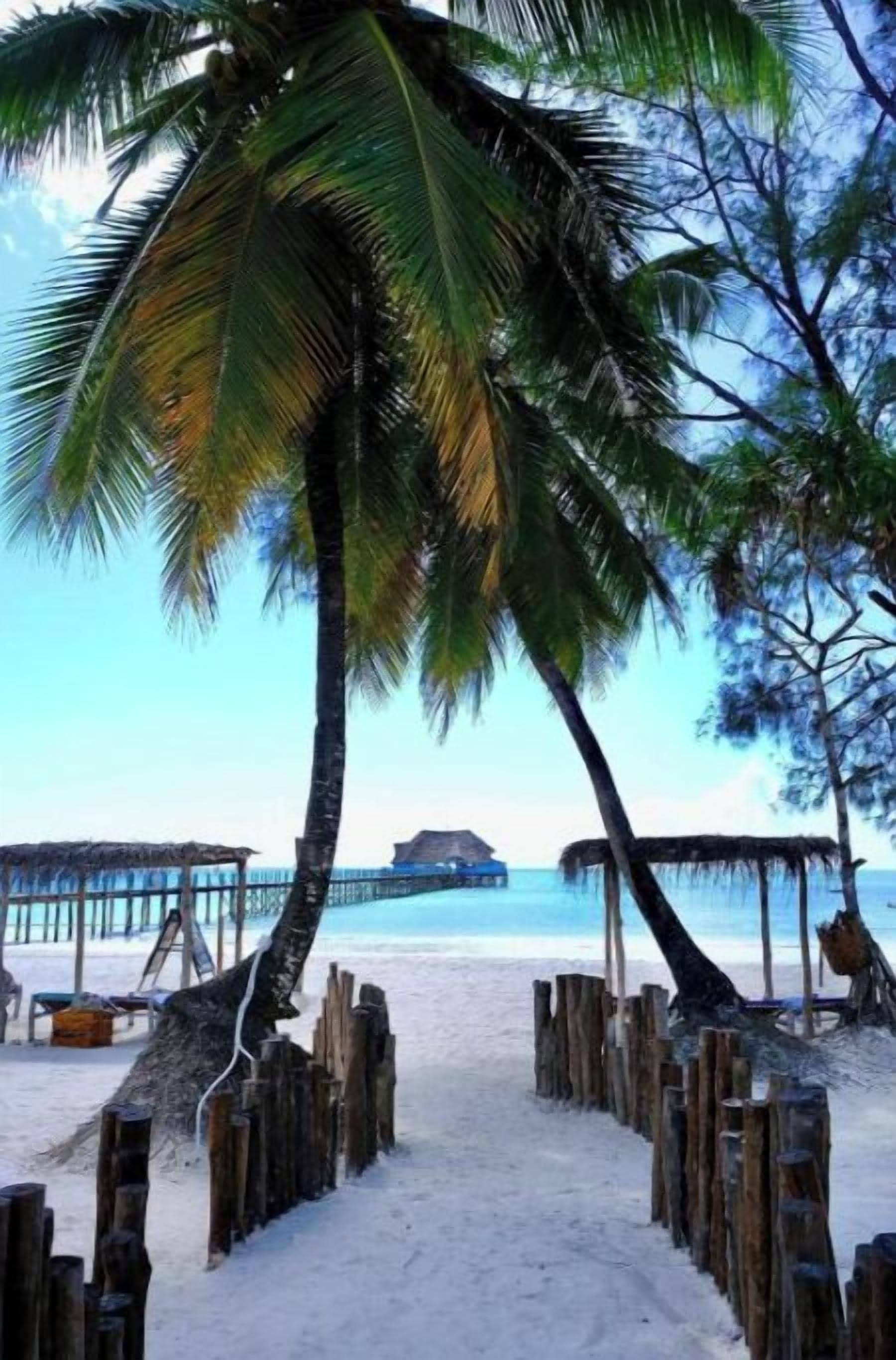 Private beach, white sand, beach umbrellas, beach towels