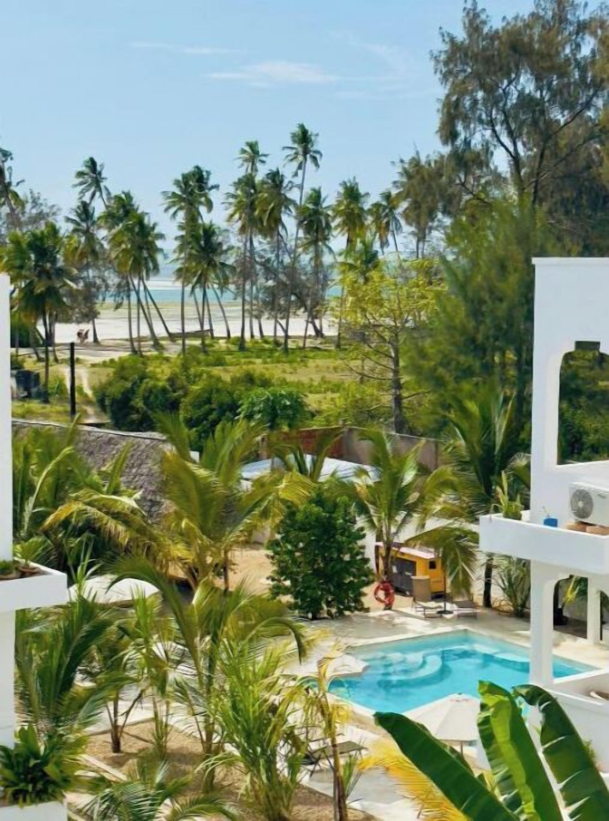 2 piscines extérieures