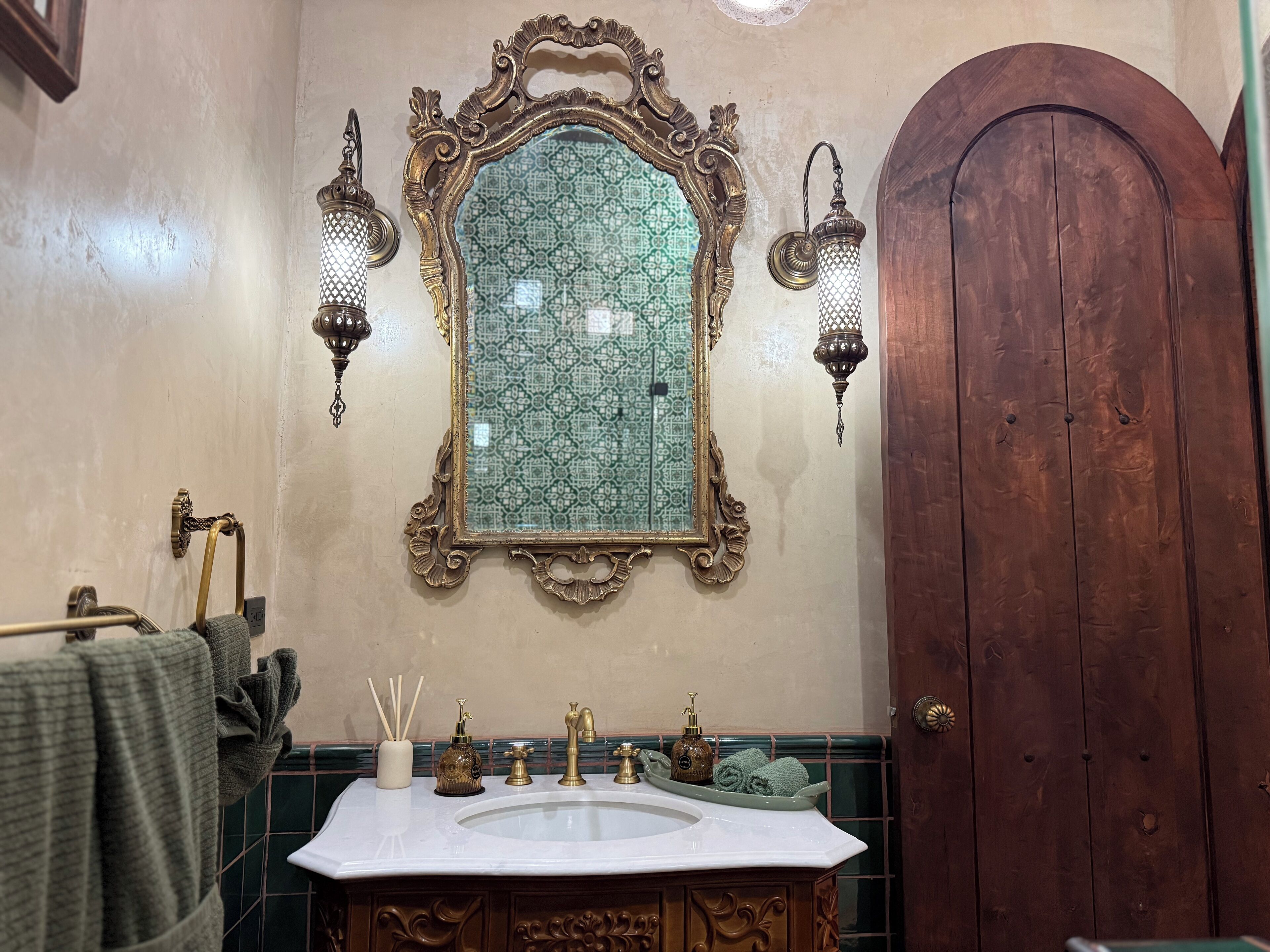 Chambre luxueuse double, patio, vue sur la cour intérieure | Salle de bain | Douche, serviettes fournies, savon, shampooing