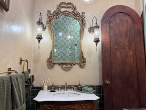 奢华双人房, 露台, 庭院景观 | 浴室 | 淋浴设施、毛巾、肥皂、洗发水