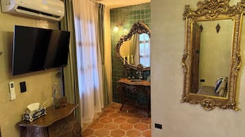 Habitación de luna de miel, patio, vistas al patio | Escritorio, espacio para trabajar con un portátil, cortinas opacas