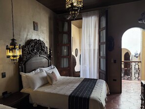 Chambre Double Luxe, patio, vue cour intérieure | Bureau, espace de travail pour ordinateur portable, rideaux occultants