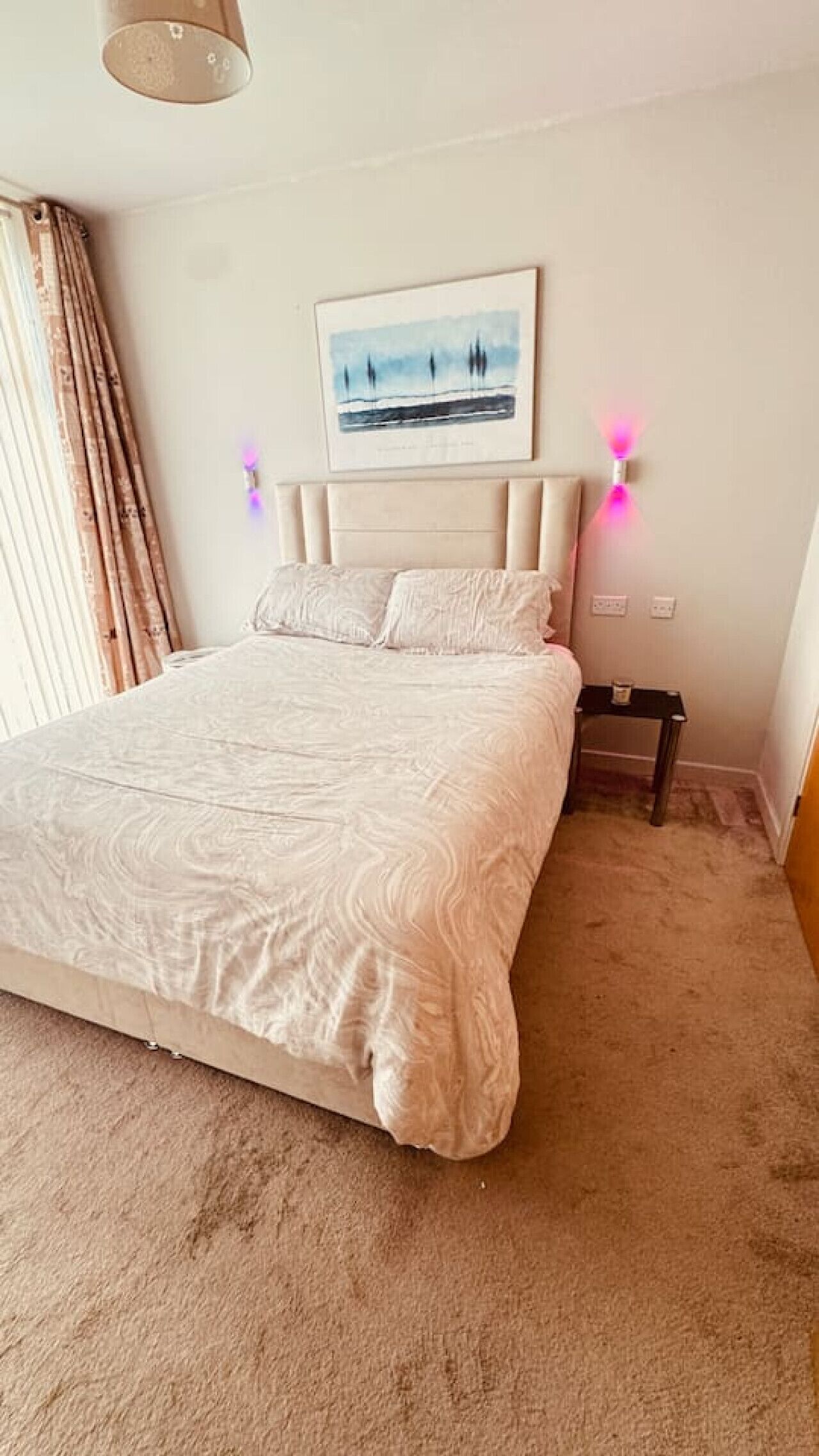 Tabla de planchar con plancha, wifi y ropa de cama 