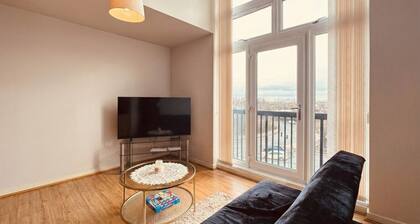 Gated south Manchester flat, 10 mins from the airport