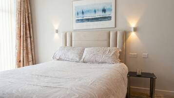 Tabla de planchar con plancha, wifi y ropa de cama