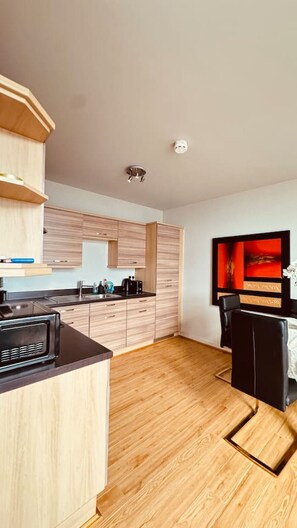 Réfrigérateur, micro-ondes, four, plaque de cuisson