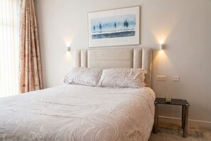 2 Schlafzimmer, Schreibtisch, Bügeleisen/Bügelbrett, Reisekinderbett