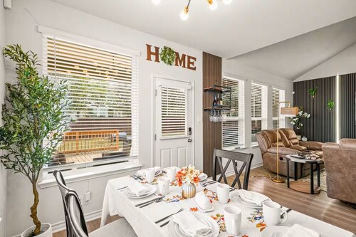 Modern 4BR Getaway w/HotTub Lackland AFB Riverwalk Sea World Fiesta Tx The Alamo