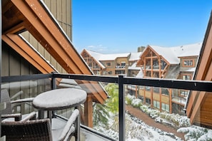 Property grounds - Fireplace & Patio by Rockies: Hot Tub Relaxation (Canmore)