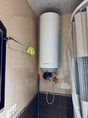 Chuveiro, secador de cabelo, toalhas de banho, sabonete